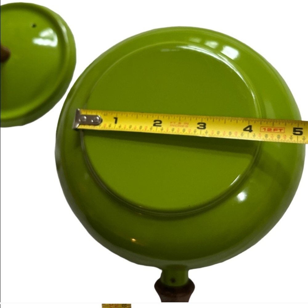MCM VINTAGE GREEN ENAMEL FONDUE POT WITH WOODEN HANDLE AND LID. - Picture 3 of 6